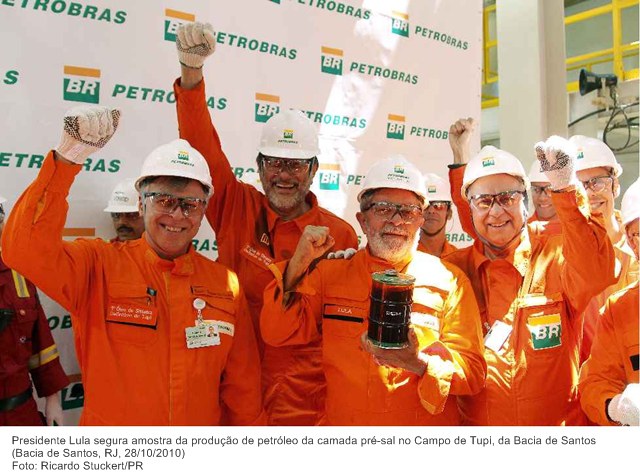 Presidente Lula segura amostra da produção de petróleo da camada pré-sal no Campo de Tupi, da Bacia de Santos.