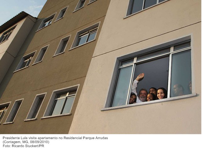 Presidente Lula visita apartamento no Residencial Parque Arrudas.
