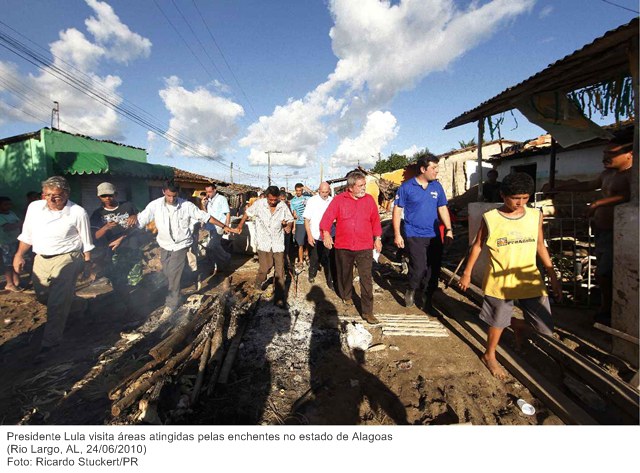 Presidente Lula visita áreas atingidas pelas enchentes no município de Rio Largo, em Alagoas.