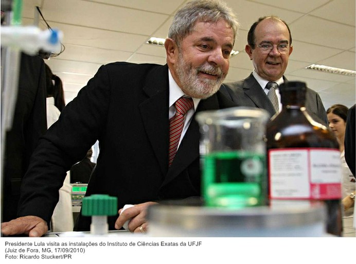 Presidente Lula visita as instalações do Instituto de Ciências Exatas da UFJF.