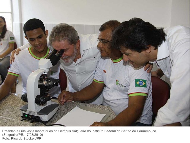 Presidente Lula visita laboratórios do Campus Salgueiro do Instituto Federal do Sertão de Pernambuco.