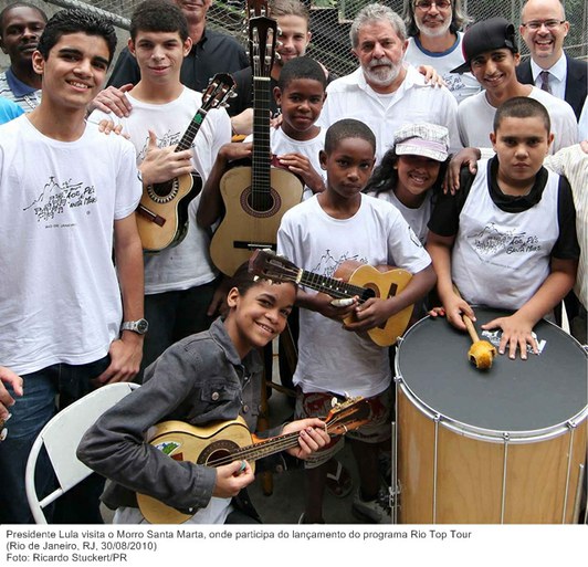 Presidente Lula visita o Morro Santa Marta, onde participa do lançamento do programa Rio Top Tour (3)