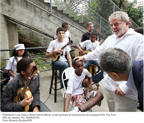 Presidente Lula visita o Morro Santa Marta, onde participa do lançamento do programa Rio Top Tour.