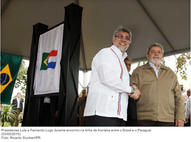Presidentes Lula e Fernando Lugo durante encontro na linha de fronteira entre o Brasil e o Paraguai