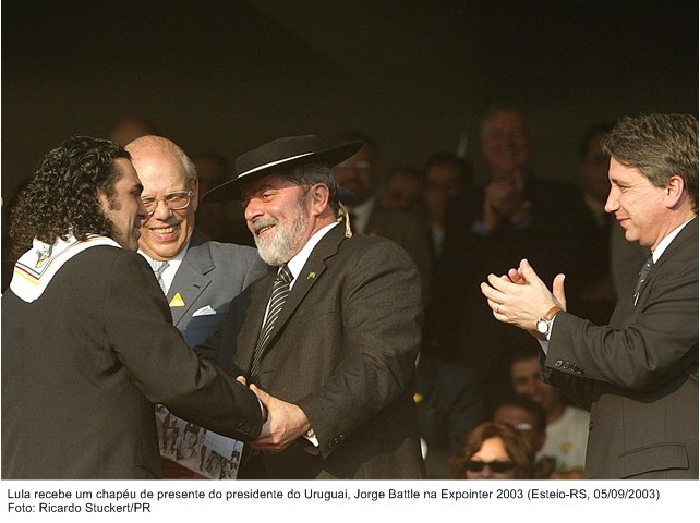Lula recebe um chapéu de presente do presidente do Uruguai, Jorge Battle na Expointer 2003.jpg