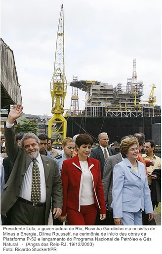 Presidente Lula, a governadora do Rio, Rosinha Garotinho e a ministra de Minas e Energia, Dilma Rousseff, na cerimônia de início das obras da Plataforma P-52 e lançamento do Programa Nacional.jpg