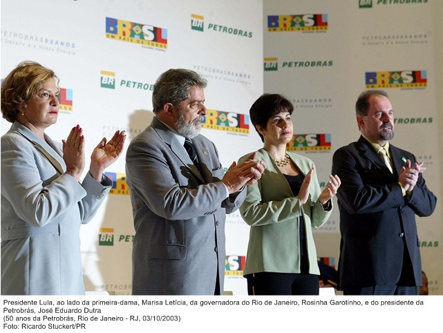 Presidente Lula, ao lado da primeira-dama, Marisa Letícia, da governadora do Rio de Janeiro, Rosinha Garotinho, e do presidente da Petrobrás, José Eduardo Dutra.jpg