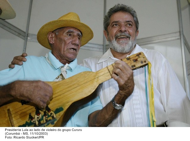 Presidente Lula ao lado de violeiro do grupo Cururu.jpg
