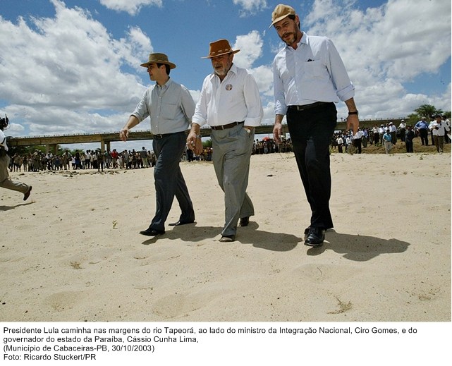 Presidente Lula caminha nas margens do rio Tapeorá, ao lado do ministro da Integração Nacional, Ciro Gomes, e do governador do estado da Paraíba, Cássio Cunha Lima.jpg