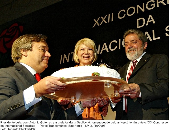 Presidente Lula, com Antonio Guterres e a prefeita Marta Suplicy, é homenageado pelo aniversário, durante o XXII Congresso da Internacional Socialista.jpg
