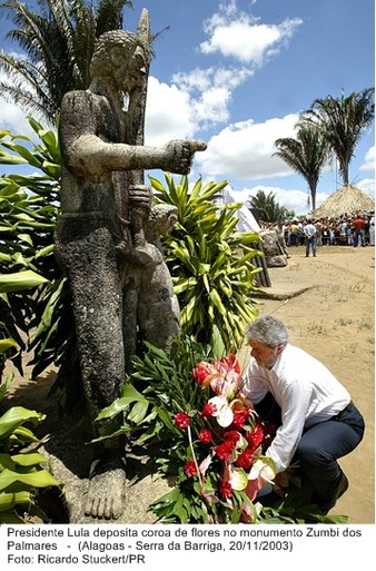 Presidente Lula deposita coroa de flores no monumento Zumbi dos Palmares.jpg