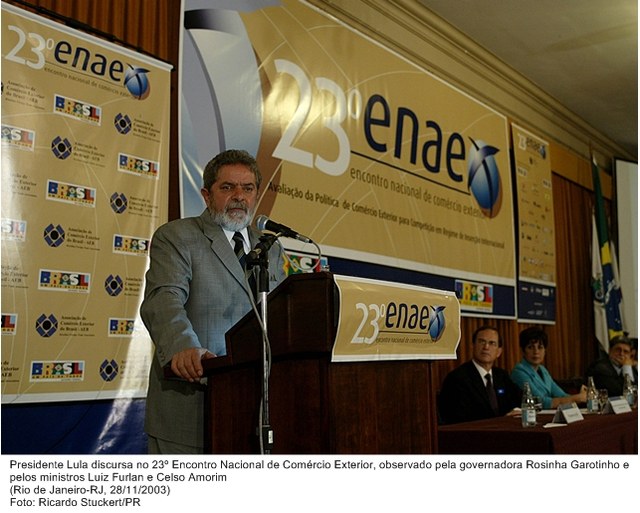 Presidente Lula discursa no 23º Encontro Nacional de Comércio Exterior, observado pela governadora Rosinha Garotinho e pelos ministros Luiz Furlan e Celso Amorim.jpg