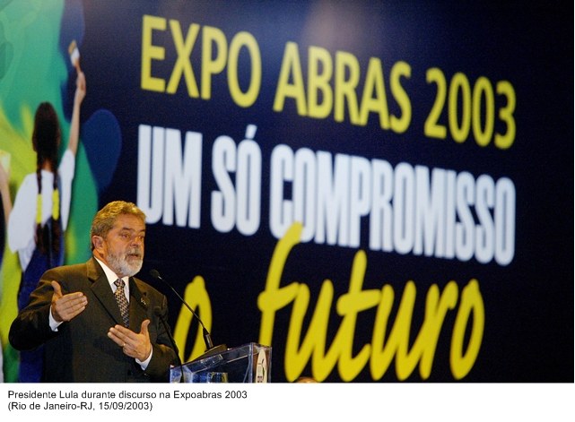 Presidente Lula durante discurso na Expoabras 2003.jpg