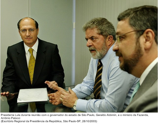 Presidente Lula durante reunião com o governador do estado de São Paulo, Geraldo Alckmin, e o ministro da Fazenda, Antônio Palocci.jpg