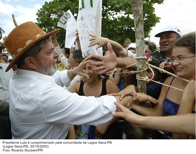 Presidente Lula é cumprimentado pela comunidade de Lagoa Seca-PB.jpg