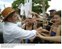 Presidente Lula é cumprimentado pela comunidade de Lagoa Seca-PB.jpg