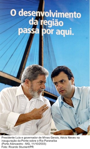 Presidente Lula e governador de Minas Gerais, Aécio Neves na inauguração da Ponte sobre o Rio Paranaíba.jpg