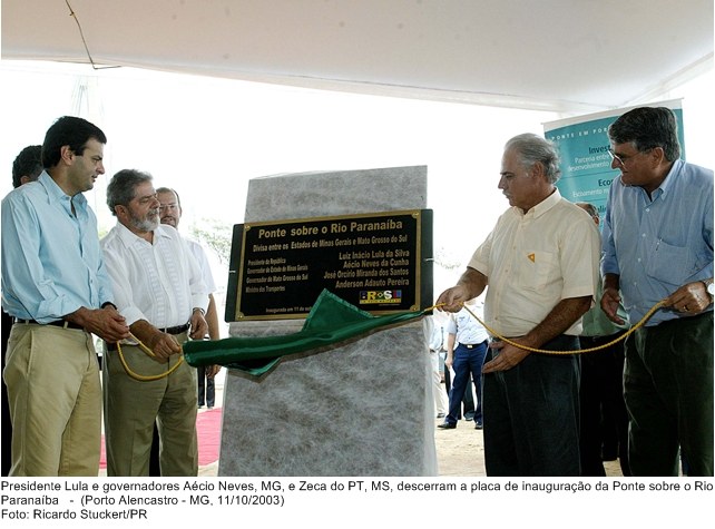 Presidente Lula e governadores Aécio Neves, MG, e Zeca do PT, MS, descerram a placa de inauguração da Ponte sobre o Rio Paranaíba.jpg
