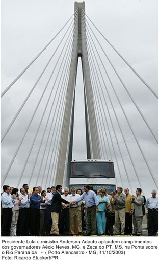 Presidente Lula e ministro Anderson Adauto aplaudem cumprimentos dos governadores Aécio Neves, MG, e Zeca do PT, MS, na Ponte sobre o Rio Paranaíba.jpg
