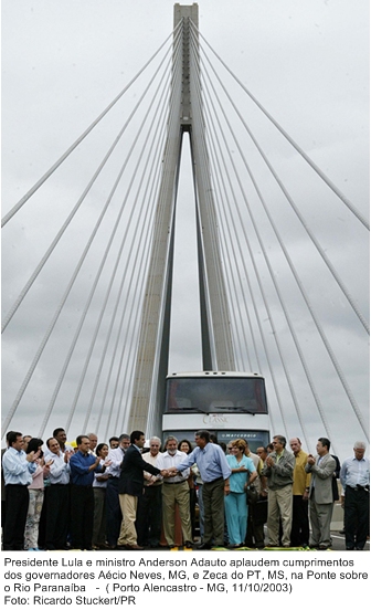 Presidente Lula e ministro Anderson Adauto aplaudem cumprimentos dos governadores Aécio Neves, MG, e Zeca do PT, MS, na Ponte sobre o Rio Paranaíba.jpg