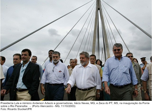 Presidente Lula e ministro Anderson Adauto e governadores, Aécio Neves, MG, e Zeca do PT, MS, na inauguração da Ponte sobre o Rio Paranaíba.jpg