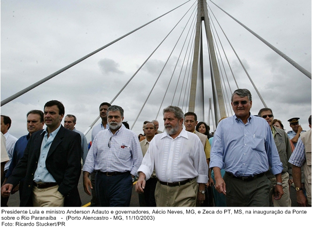 Presidente Lula e ministro Anderson Adauto e governadores, Aécio Neves, MG, e Zeca do PT, MS, na inauguração da Ponte sobre o Rio Paranaíba.jpg