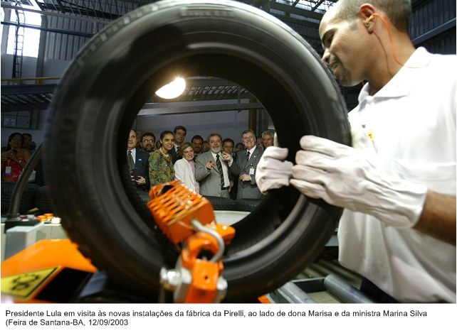 Presidente Lula em visita às novas instalações da fábrica da Pirelli, ao lado de dona Marisa e da ministra Marina Silva.jpg