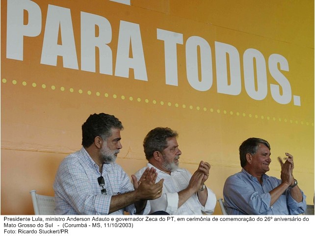 Presidente Lula, ministro Anderson Adauto e governador Zeca do PT, em cerimônia de comemoração do 26º aniversário do Mato Grosso do Sul.jpg