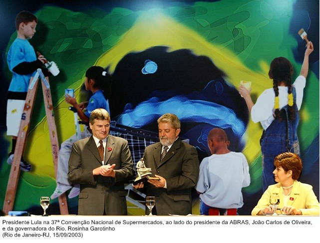 Presidente Lula na 37ª Convenção Nacional de Supermercados, ao lado do presidente da ABRAS, João Carlos de Oliveira, e da governadora do Rio, Rosinha Garotinho.jpg