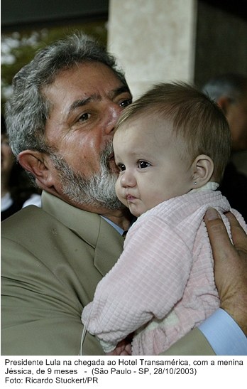 Presidente Lula na chegada ao Hotel Transamérica, com a menina Jéssica, de 9 meses.jpg
