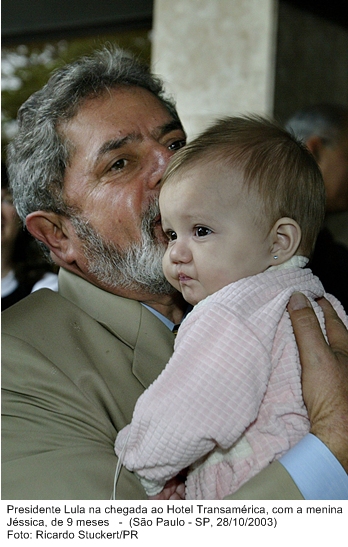 Presidente Lula na chegada ao Hotel Transamérica, com a menina Jéssica, de 9 meses.jpg