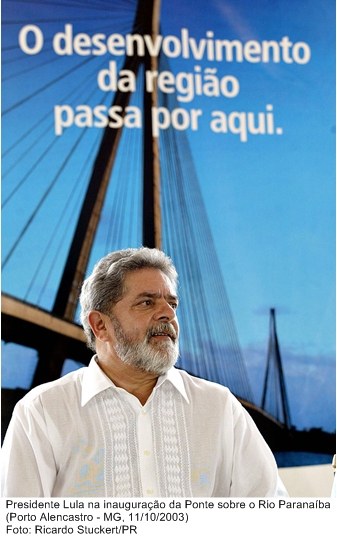 Presidente Lula na inauguração da Ponte sobre o Rio Paranaíba.jpg