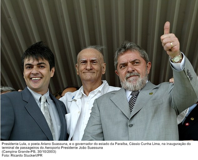Presidente Lula, o poeta Ariano Suassuna, e o governador do estado da Paraíba, Cássio Cunha Lima, na inauguração do terminal de passageiros do Aeroporto Presidente João Suassuna.jpg