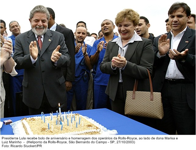 Presidente Lula recebe bolo de aniversário e homenagem dos operários da Rolls-Royce, ao lado de dona Marisa e Luiz Marinho.jpg