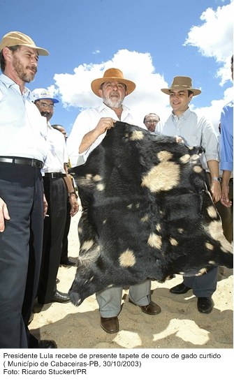 Presidente Lula recebe de presente tapete de couro de gado curtido.jpg