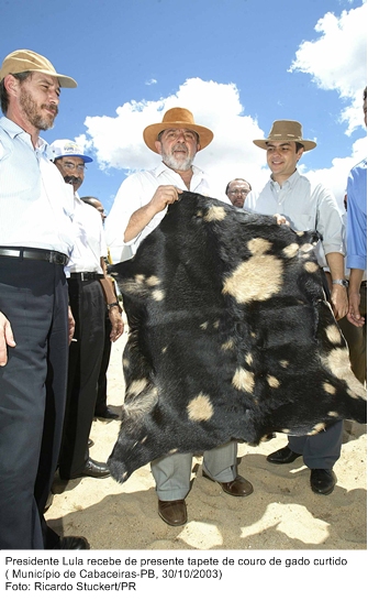 Presidente Lula recebe de presente tapete de couro de gado curtido.jpg