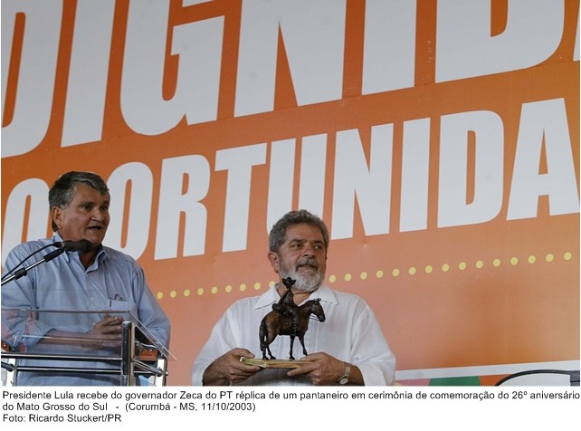Presidente Lula recebe do governador Zeca do PT réplica de um pantaneiro em cerimônia de comemoração do 26º aniversário do Mato Grosso do Sul.jpg