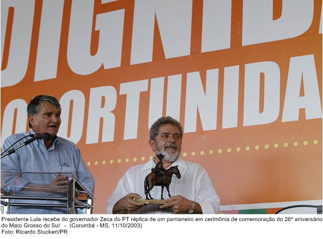 Presidente Lula recebe do governador Zeca do PT réplica de um pantaneiro em cerimônia de comemoração do 26º aniversário do Mato Grosso do Sul.jpg