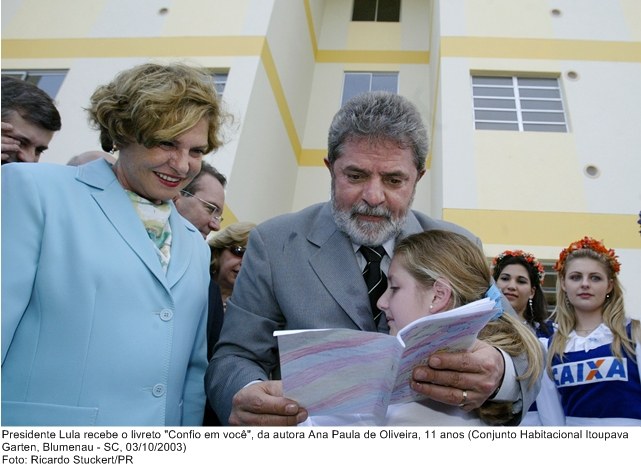 Presidente Lula recebe o livreto Confio em você, da autora Ana Paula de Oliveira, 11 anos (Conjunto Habitacional Itoupava Garten, Blumenau - SC.jpg