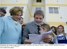 Presidente Lula recebe o livreto Confio em você, da autora Ana Paula de Oliveira, 11 anos (Conjunto Habitacional Itoupava Garten, Blumenau - SC.jpg