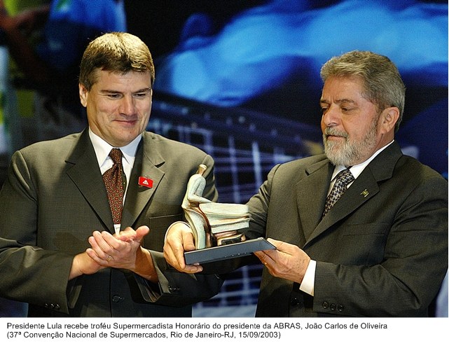 Presidente Lula recebe troféu Supermercadista Honorário do presidente da ABRAS, João Carlos de Oliveira.jpg