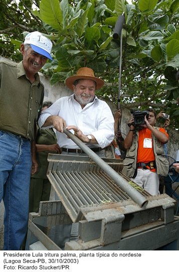 Presidente Lula tritura palma, planta típica do nordeste.jpg