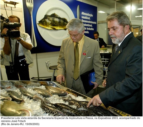 Presidente Lula visita estande da Secretaria Especial de Aqüicultura e Pesca, na Expoabras 2003, acompanhado do ministro José Fritsch.jpg