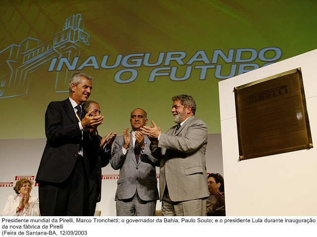 Presidente mundial da Pirelli, Marco Tronchetti; o governador da Bahia, Paulo Souto; e o presidente Lula durante inauguração da nova fábrica da Pirelli.jpg